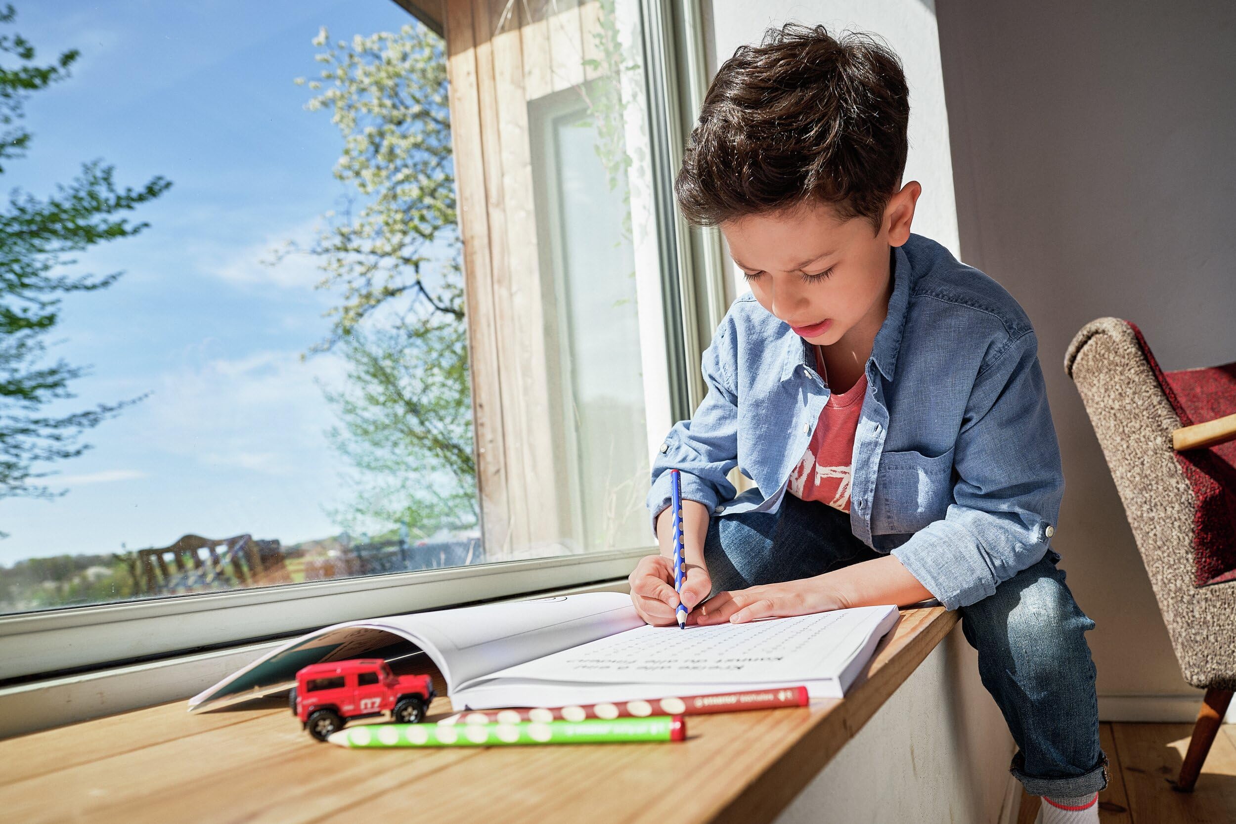 STABILO Ergonomic Coloring Pencil EASYcolors - Right-Handed - Pack of 12 - Assorted Colors with Sharpener - Image 5